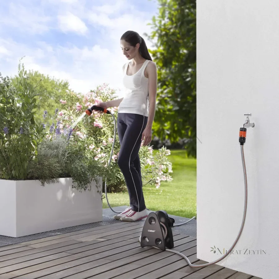 Claber 9031 Mini Set Balcony, 10 m Hortum, 4 Fonksiyonlu Tabanca, Adaptör ve Askılı kullanım görseli